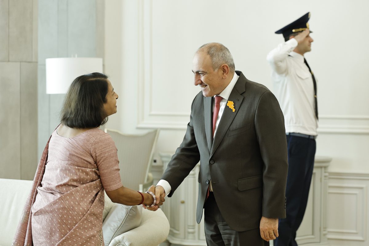 Armenian PM Hosts Outgoing Indian Ambassador